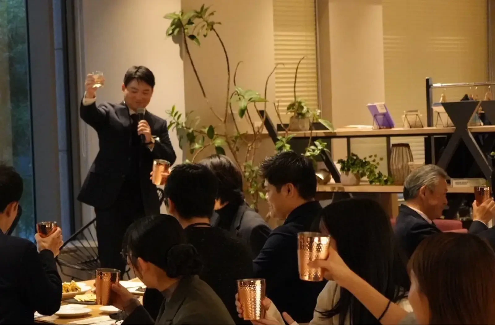 乾杯の音頭をとる学生理事