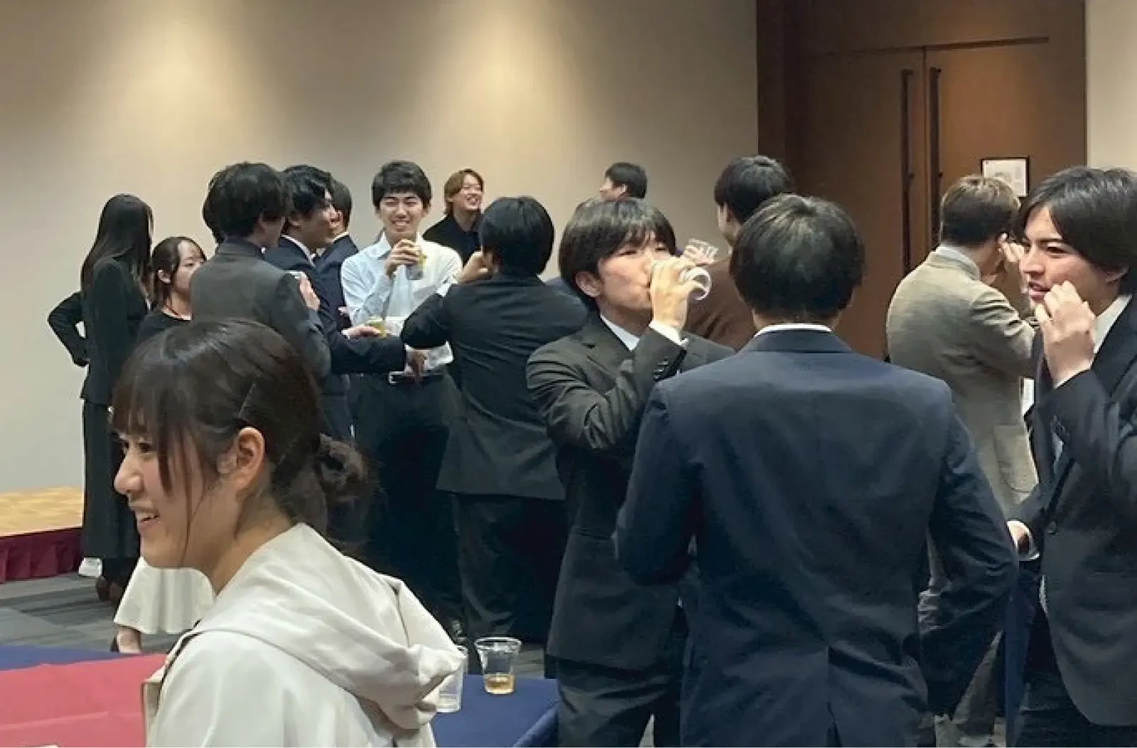 学生と社会人の懇談会の様子