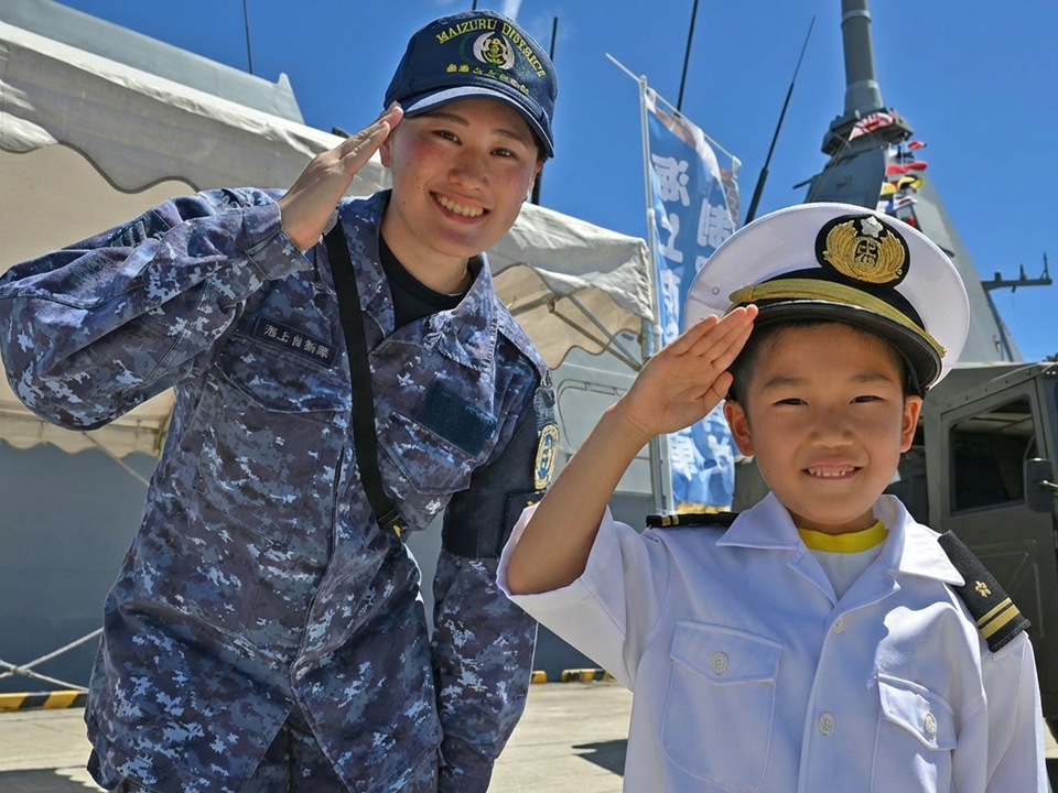 お子さま集まれ！わくわく自衛隊 制服試着コーナー