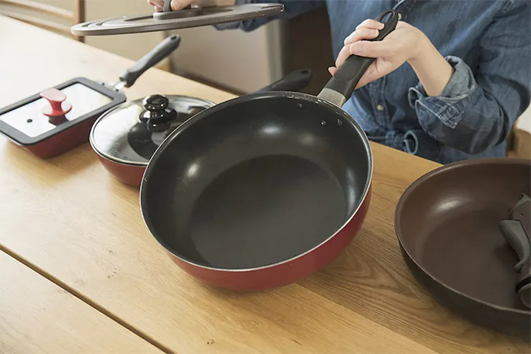 料理研究家に聞くフライパンの選び方。素材、加工、サイズ、深さ、自分にあったものは?|となりのカインズさん