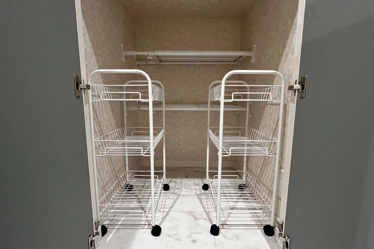 デッドスペースを無駄にしない! 突っ張り棚で収納スペース大改造DIY