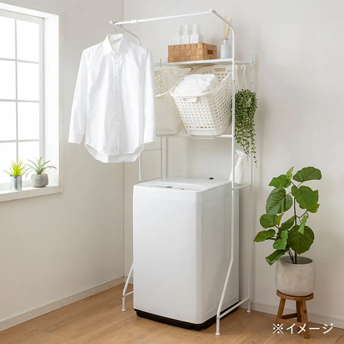 バスケットが置けるハンガーバー付きランドリーラック