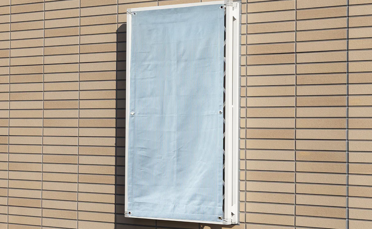 小さな窓の日除け