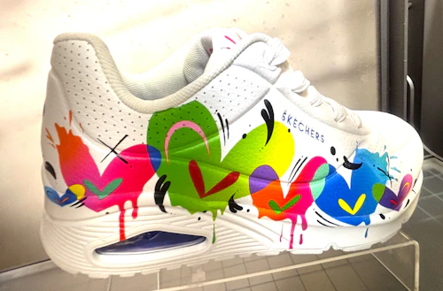  スケッチャーズ x ジェイソン・ネイラー：ウノ - オープン ユア ハート