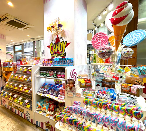 カラフルなお菓子に囲まれるワクワク空間!