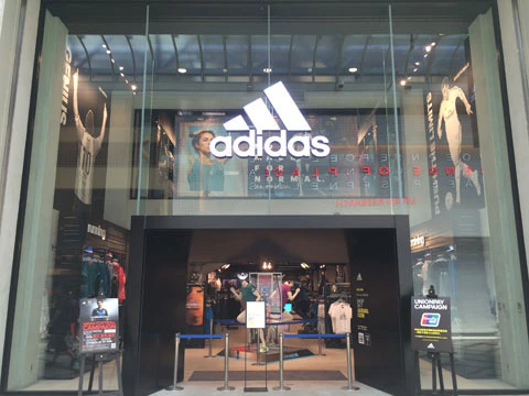 アディダス ブランドコアストア 大阪