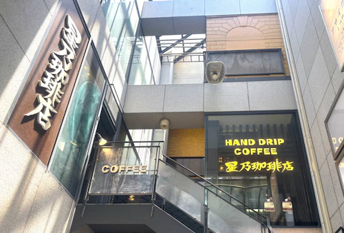 ふわふわの生地にとろーりシロップを一枚一枚丁寧に窯で焼きあげてます。