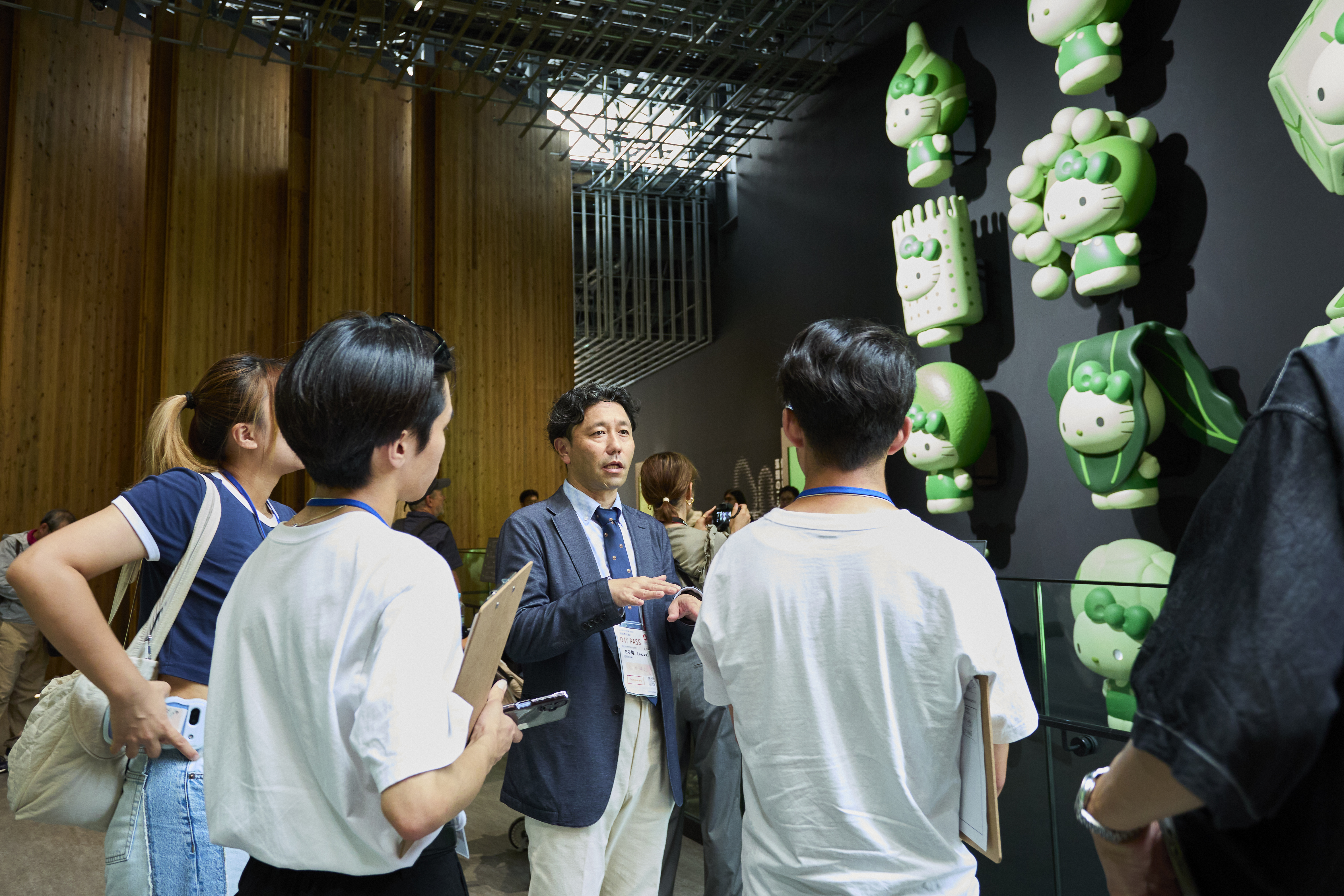 日本館展示体験の様子