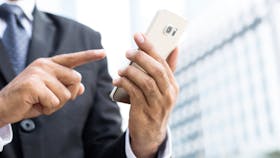 【2026年最新】法人スマホに中古がおすすめな理由と導入5ステップ｜主要10業者と月額費用を徹底比較