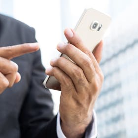 【2026年最新】法人スマホに中古がおすすめな理由と導入5ステップ|主要10業者と月額費用を徹底比較