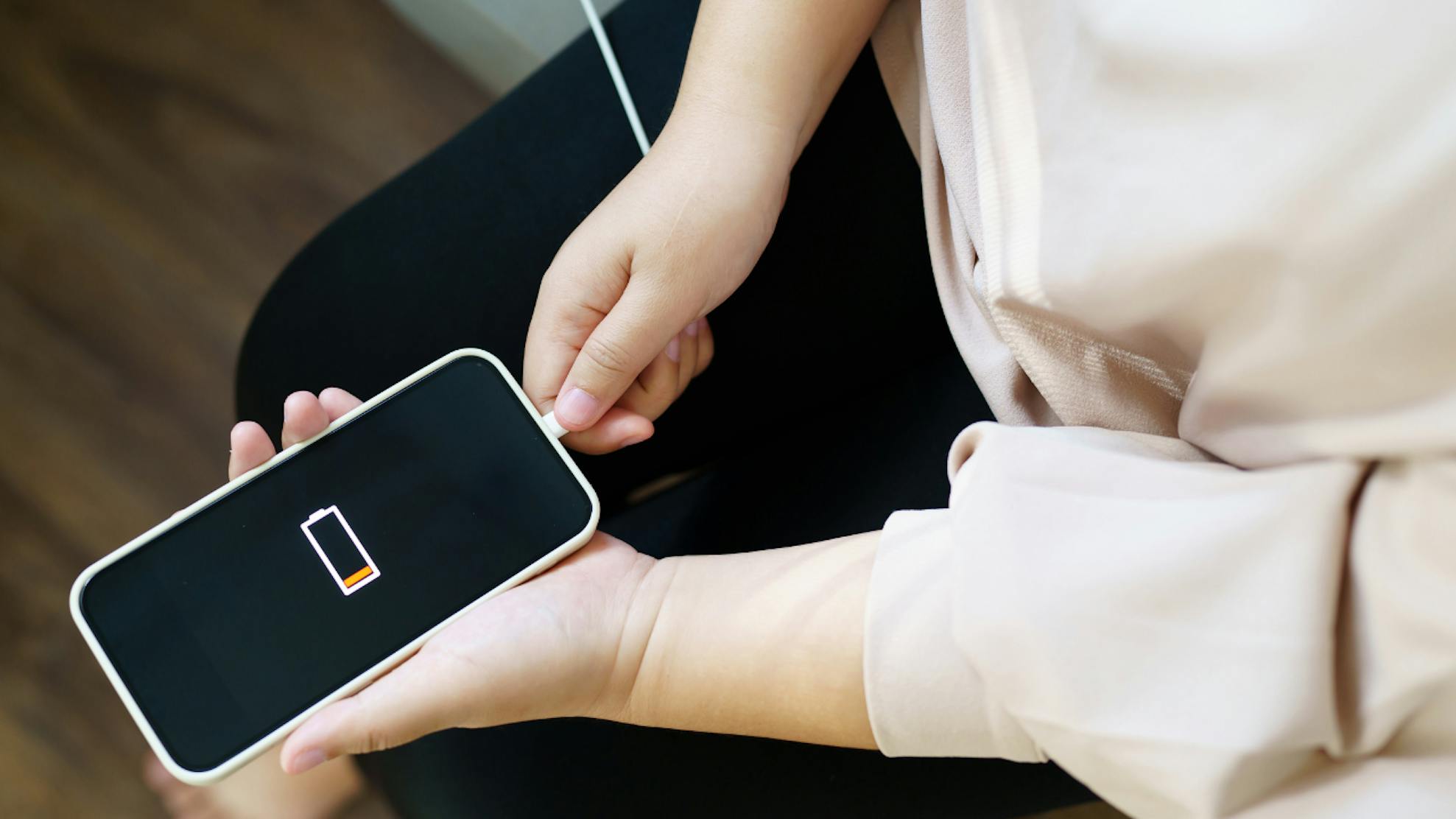 iPhoneのバッテリーを長持ちさせるデバイスの神設定10選　