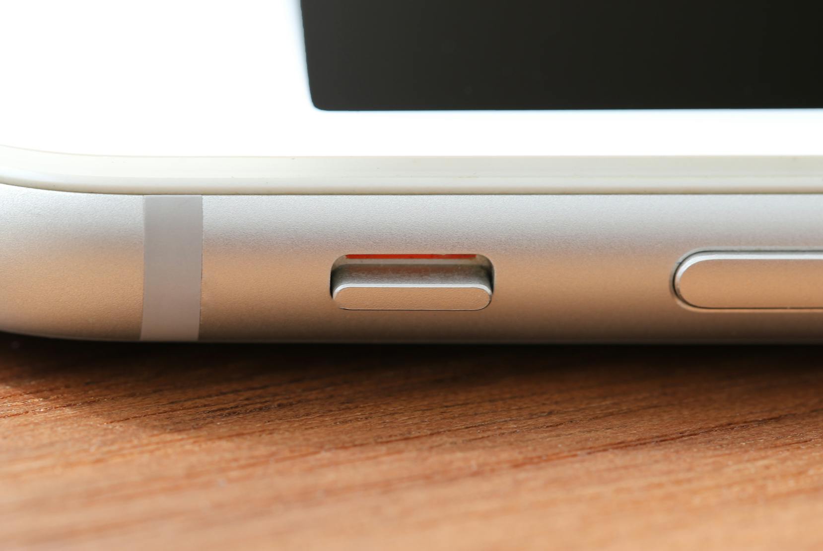 iPhoneをマナーモードに設定・解除する方法！消せる音と消せない音についても解説