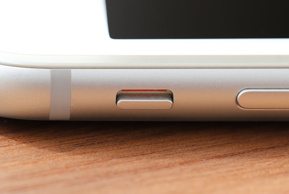 iPhoneをマナーモードに設定・解除する方法!消せる音と消せない音についても解説