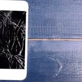 iPhoneの液晶割れはどこで修理できる?正規店と非正規店での修理の特徴や代金の違いを解説