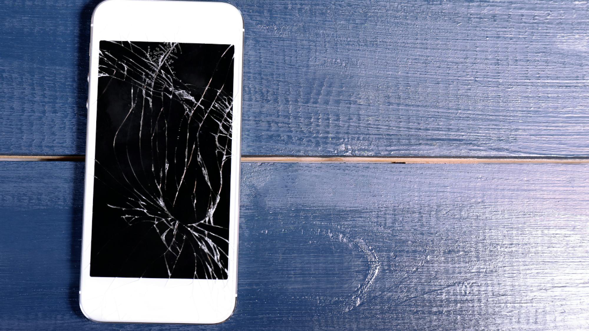 iPhoneの液晶割れはどこで修理できる?正規店と非正規店での修理の特徴や代金の違いを解説