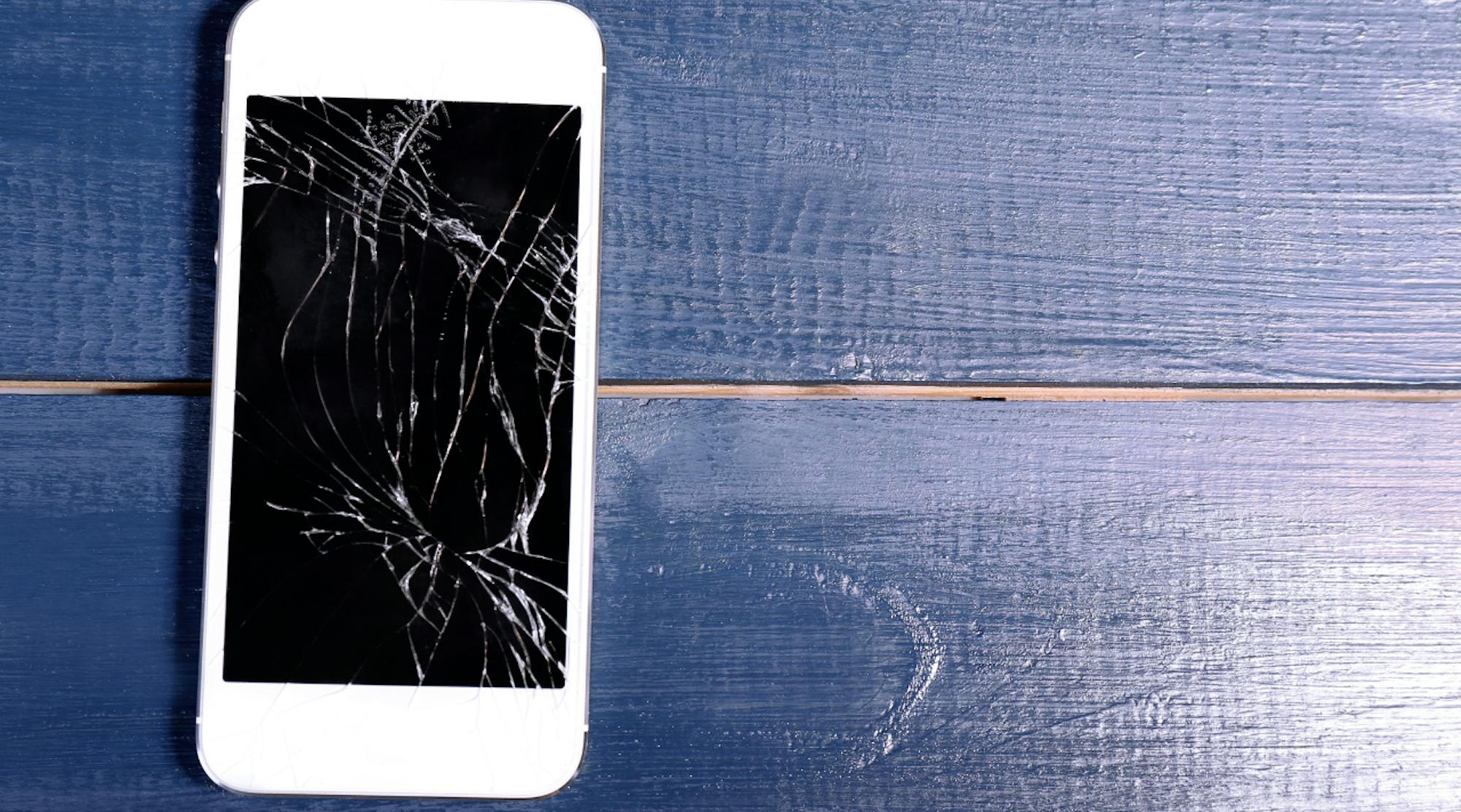 iPhoneの液晶割れはどこで修理できる?正規店と非正規店での修理の特徴や代金の違いを解説