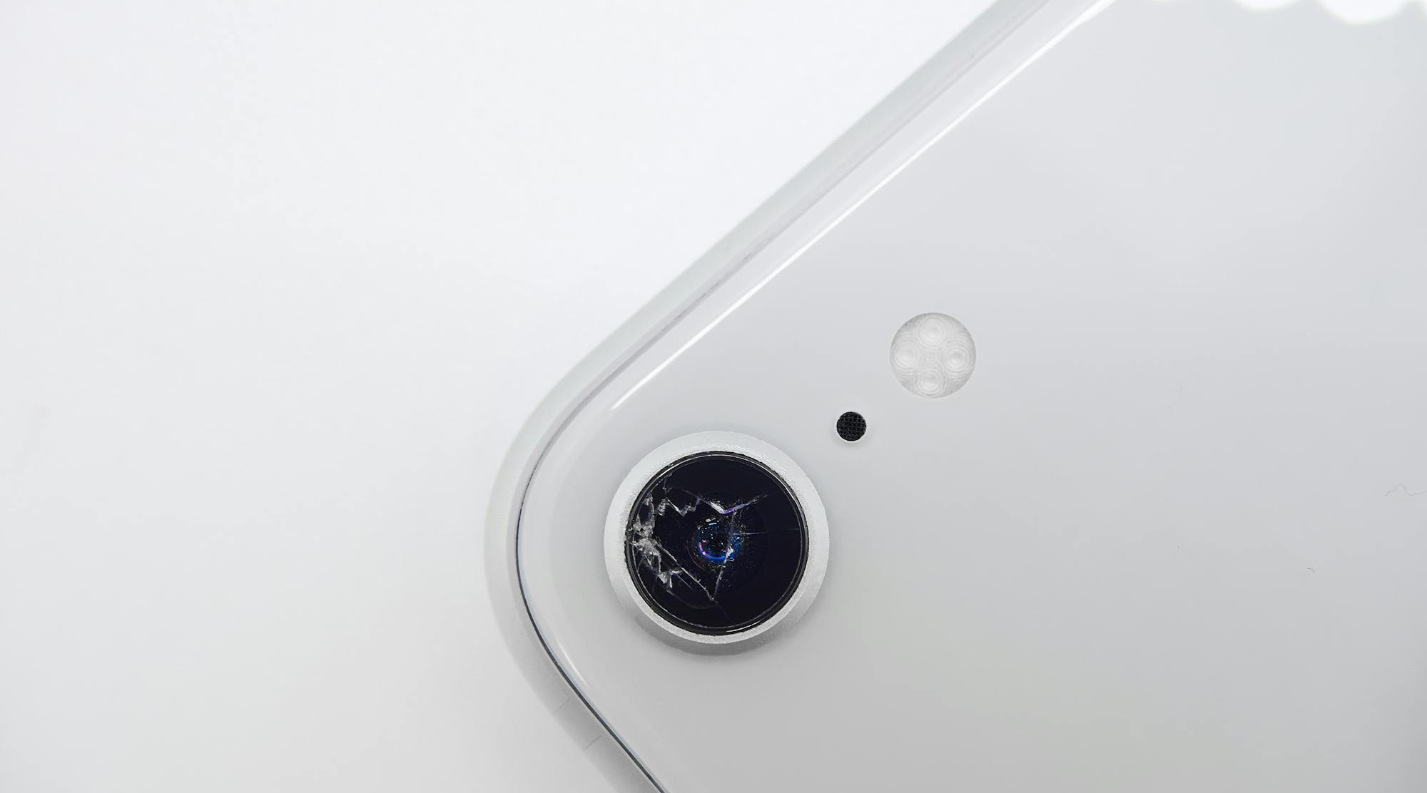 iPhoneのカメラレンズが割れる「原因と対処法5選」