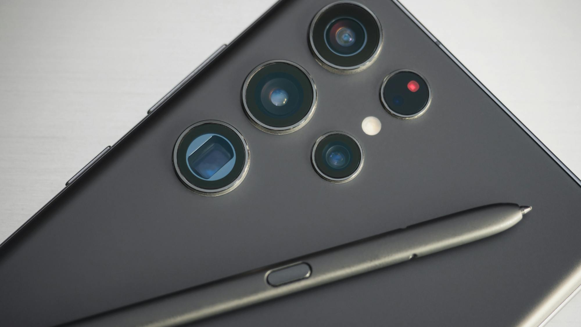 Galaxy S24 Ultraが人気な理由とは？S23 Ultraとの違いと特徴を解説！