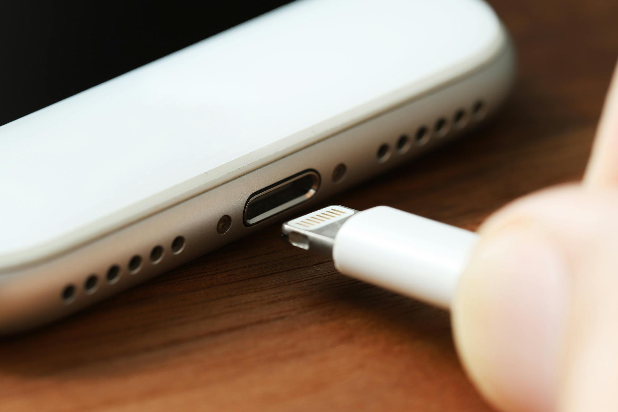充電できないiPhoneの「原因と対処法 5選」
