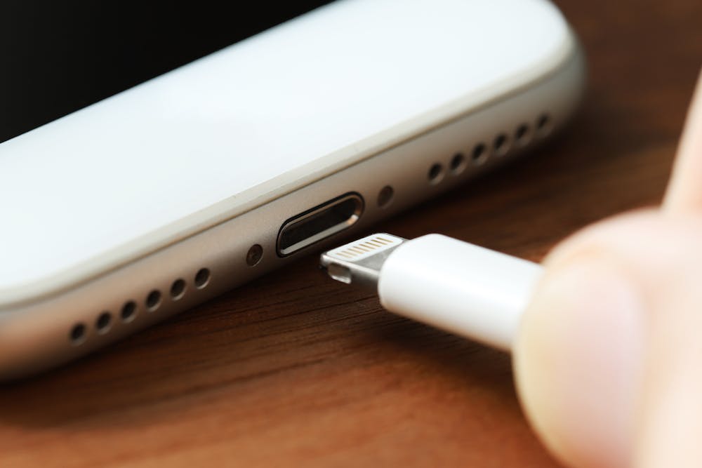 充電できないiPhoneの「原因と対処法 5選」
