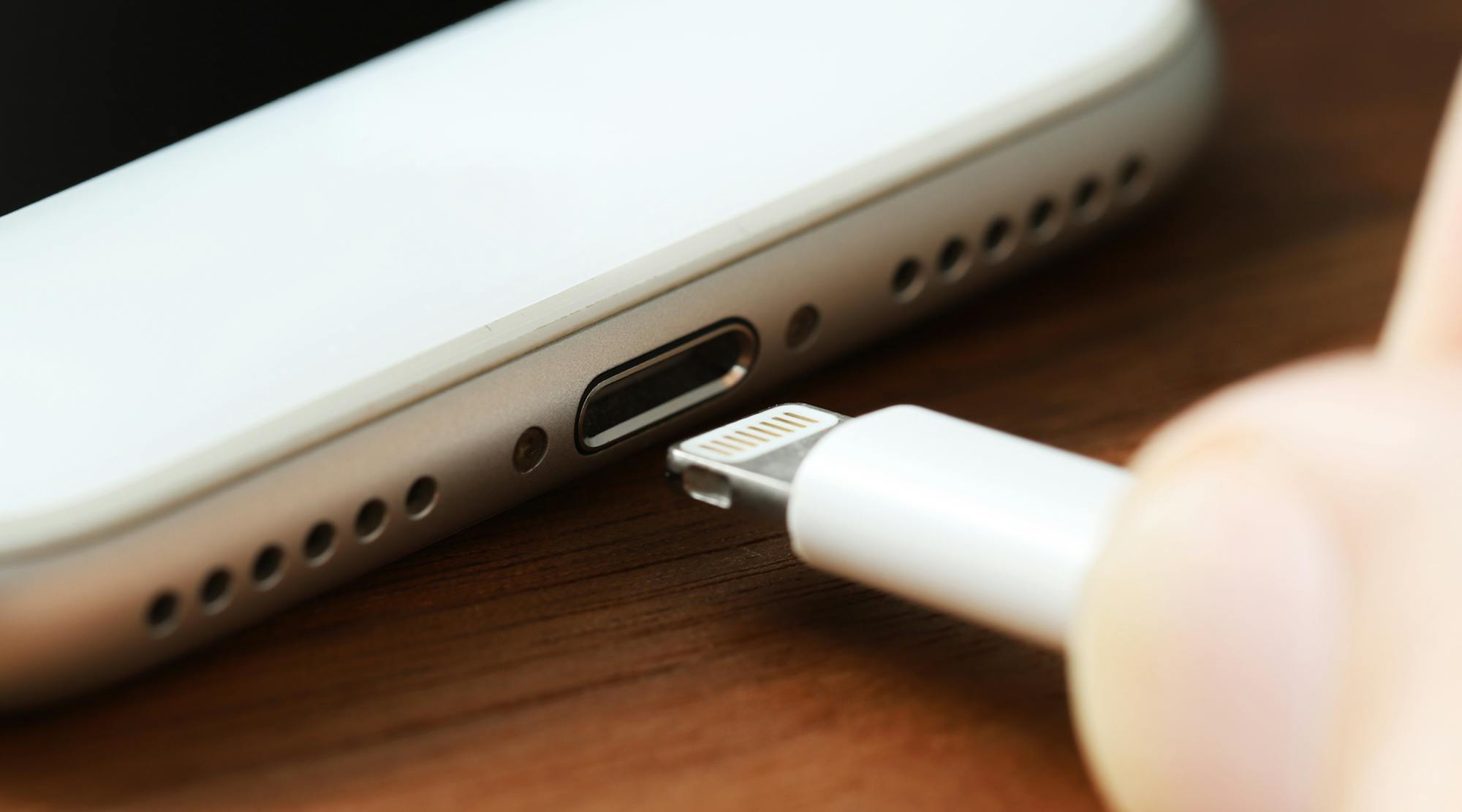 iPhoneが充電できないのはなぜ?原因と効果的な対処法10選を解説