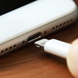 充電できないiPhoneの「原因と対処法 5選」