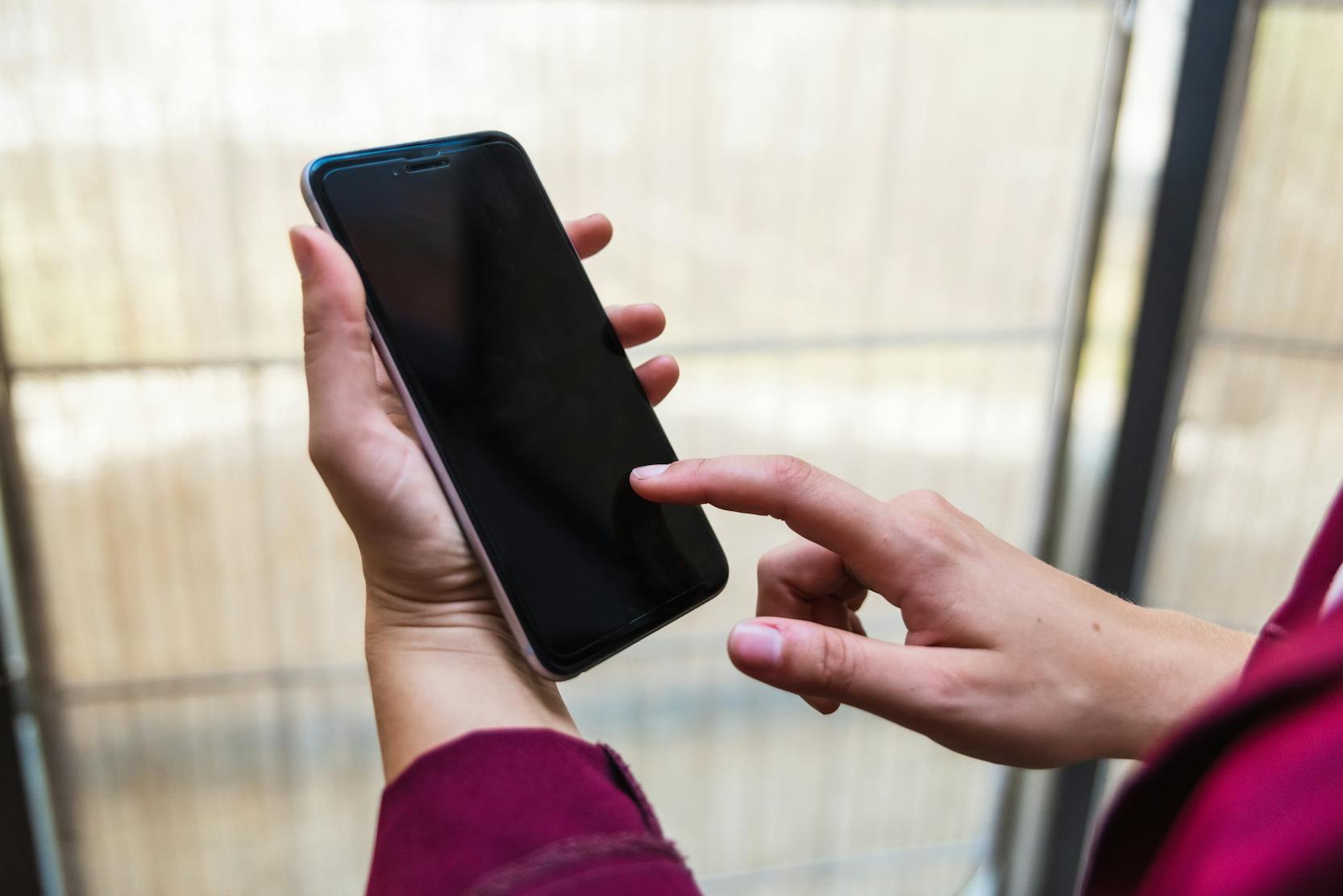 iPhoneが暗くなる！原因と対処法５選