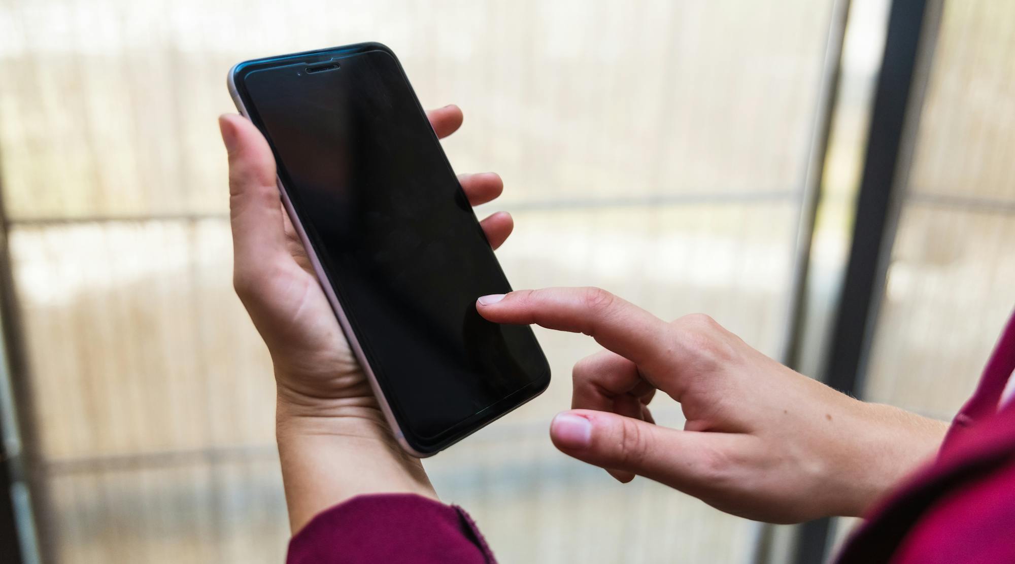 iPhoneが暗くなる!原因と対処法5選