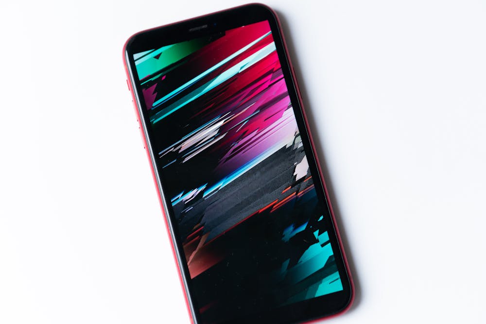 iPhoneに線が入るのはなぜ?症状と対処法を解説