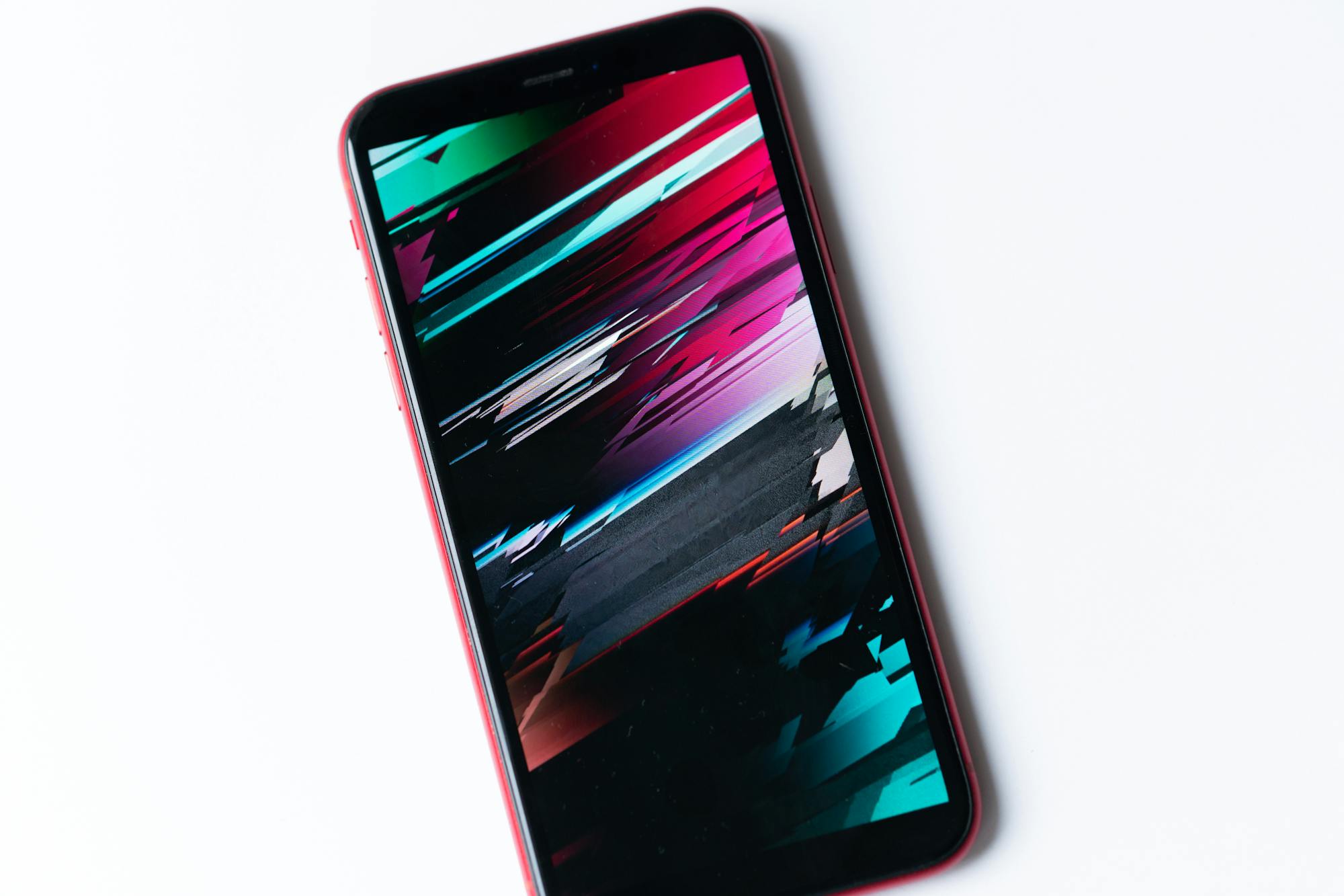 iPhoneに線が入るのはなぜ?症状と対処法を解説