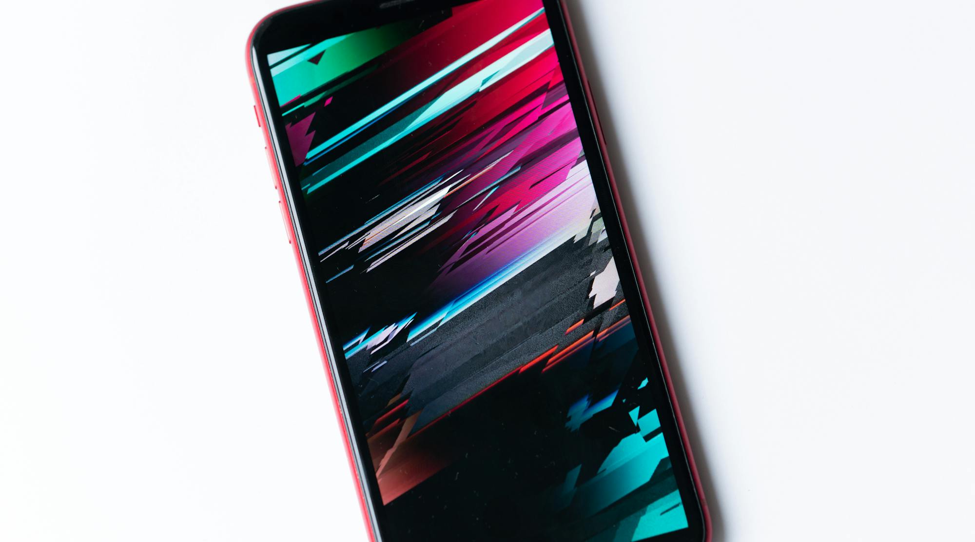 iPhoneに線が入るのはなぜ?症状と対処法を解説