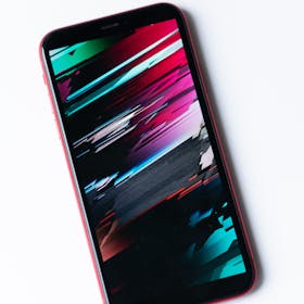 iPhoneに線が入るのはなぜ?症状と対処法を解説