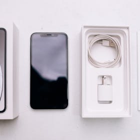 法人向けiPhoneレンタルは「購入より得」か?メリット・デメリットと高額請求を避ける契約の注意点