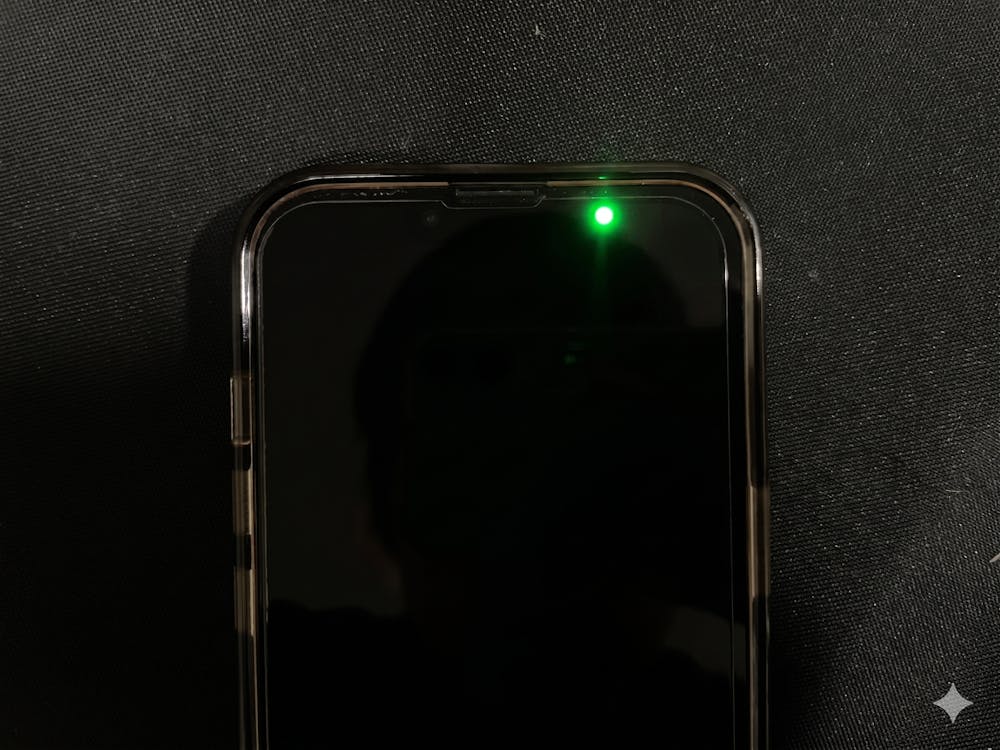 iPhoneのカメラの緑の点はなぜ出てくる？原因と有効な対処法を解説