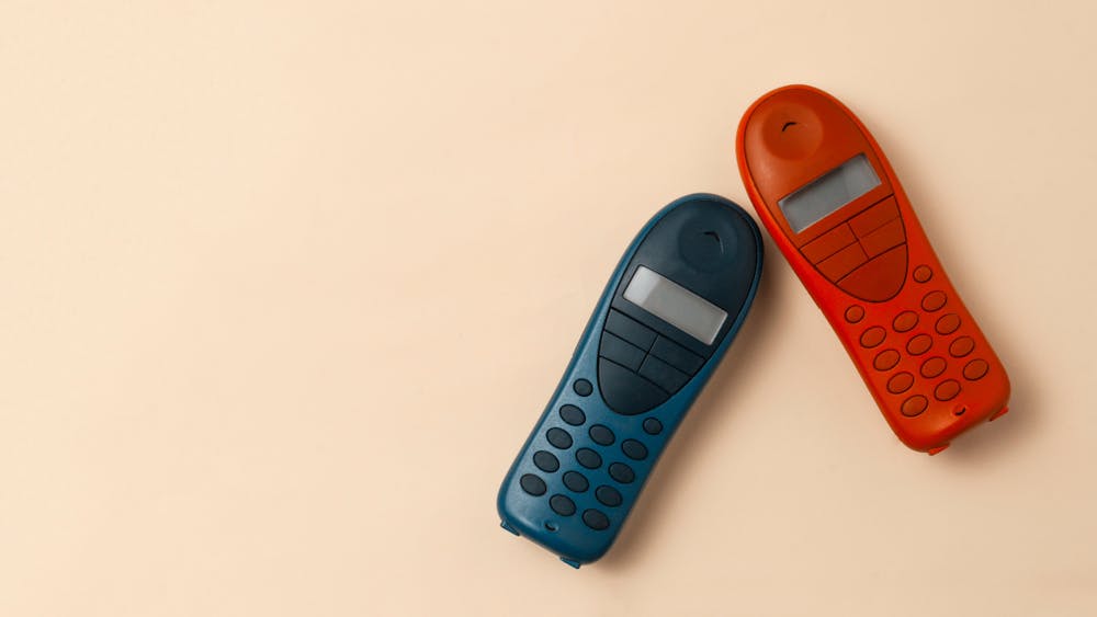 壊れたガラケーは買取できる?中古市場で人気の機種や高く売るためのコツを解説