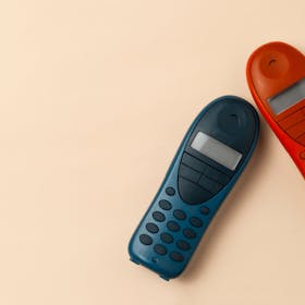 壊れたガラケーは買取できる?中古市場で人気の機種や高く売るためのコツを解説