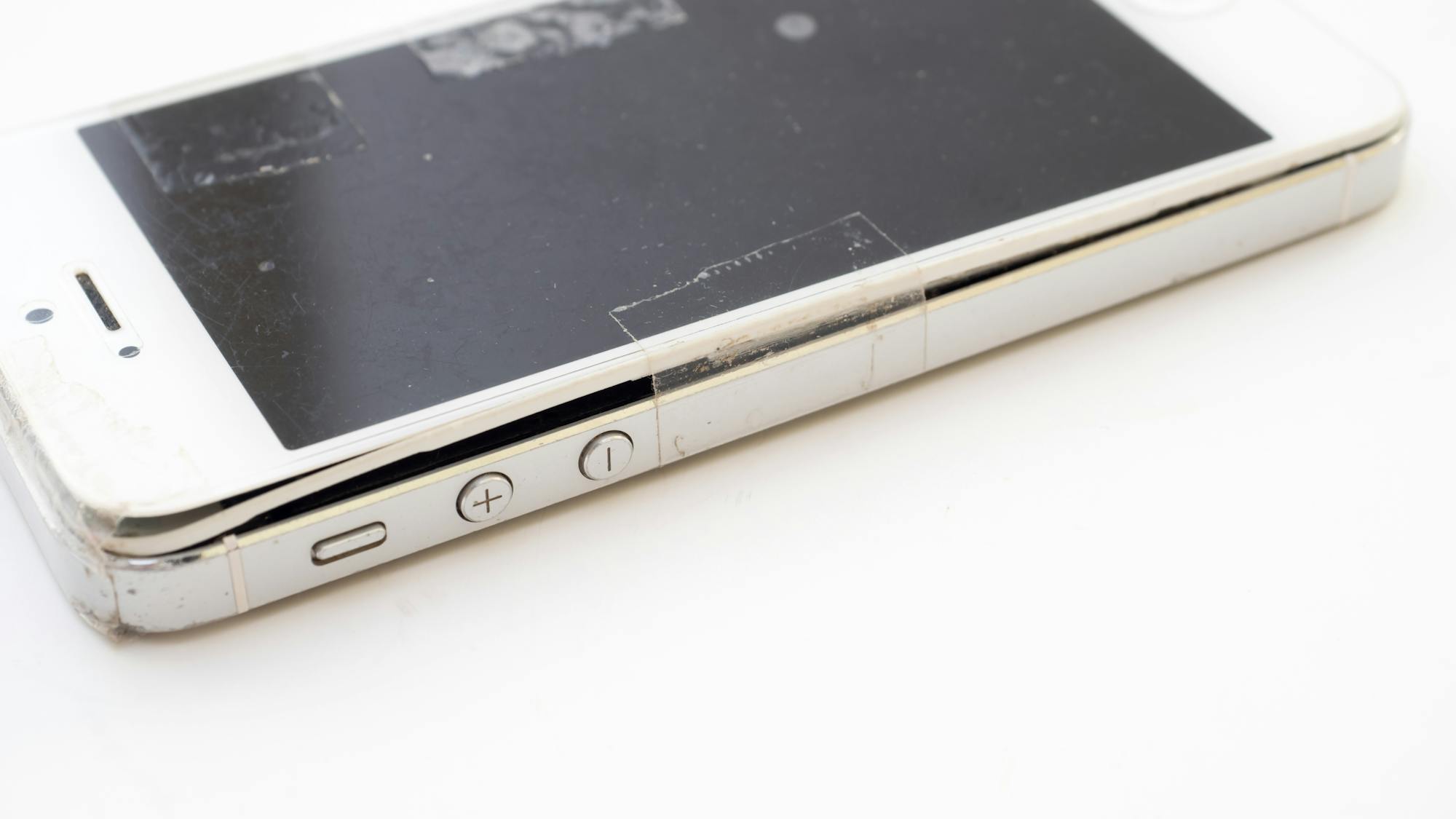 危険！iPhoneの膨張はバッテリー劣化のサイン！発火する可能性も？適切な処分方法をご紹介します