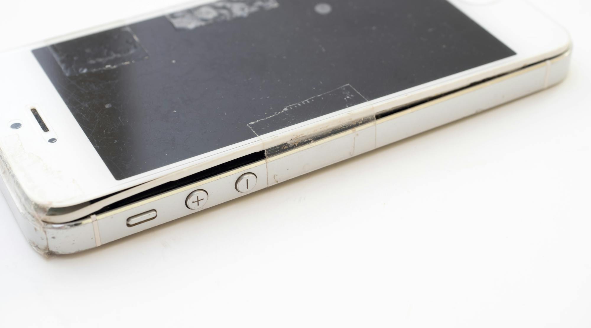 危険!iPhoneの膨張はバッテリー劣化のサイン!発火する可能性も?適切な処分方法をご紹介します