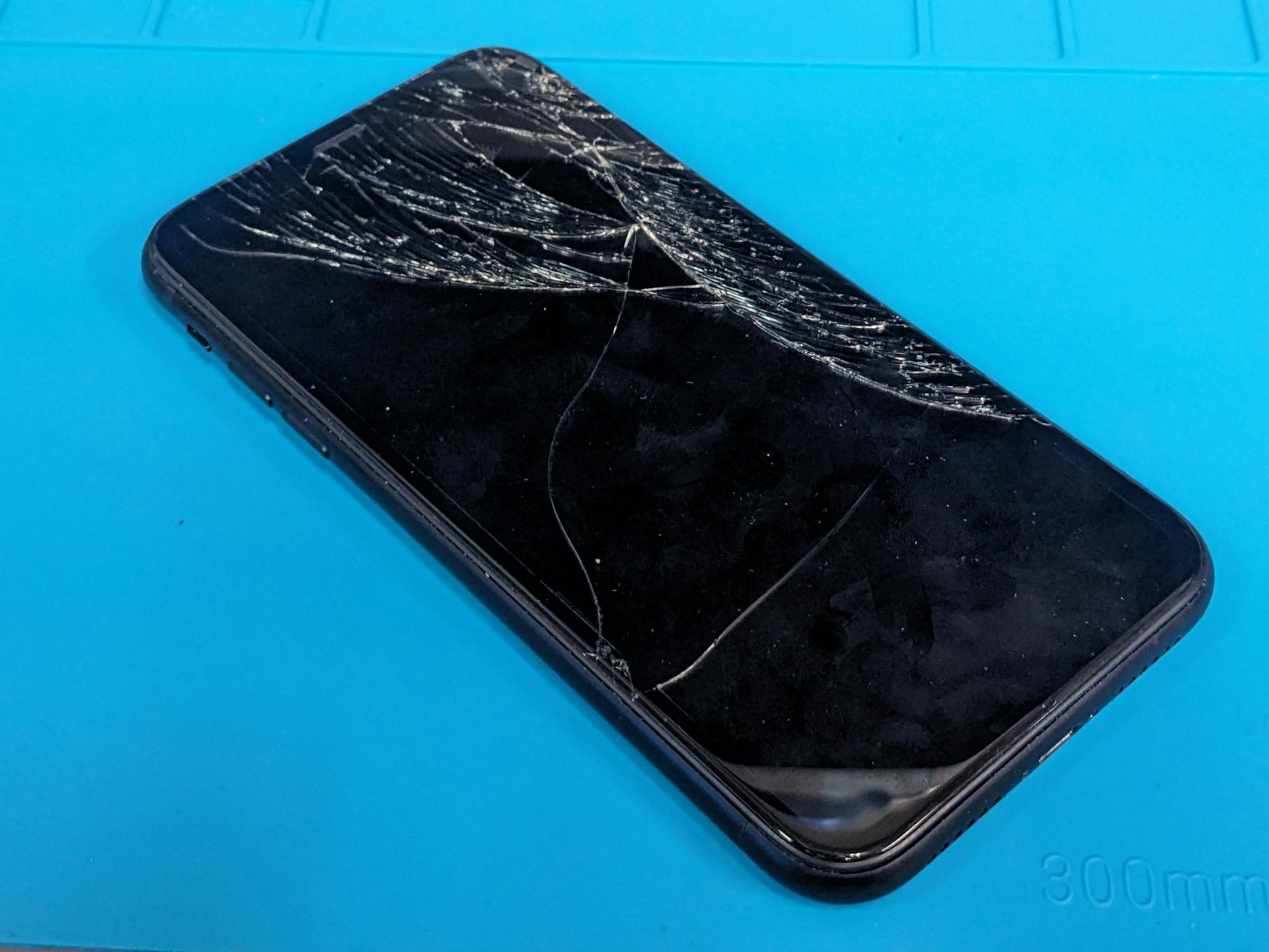 ガラス割れ・起動不可・アクティベーションロックのiPhone XR 64GBを買取させていただきました!