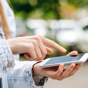 iPhoneのゴーストタッチの原因とは?リスクや対処法を徹底解説