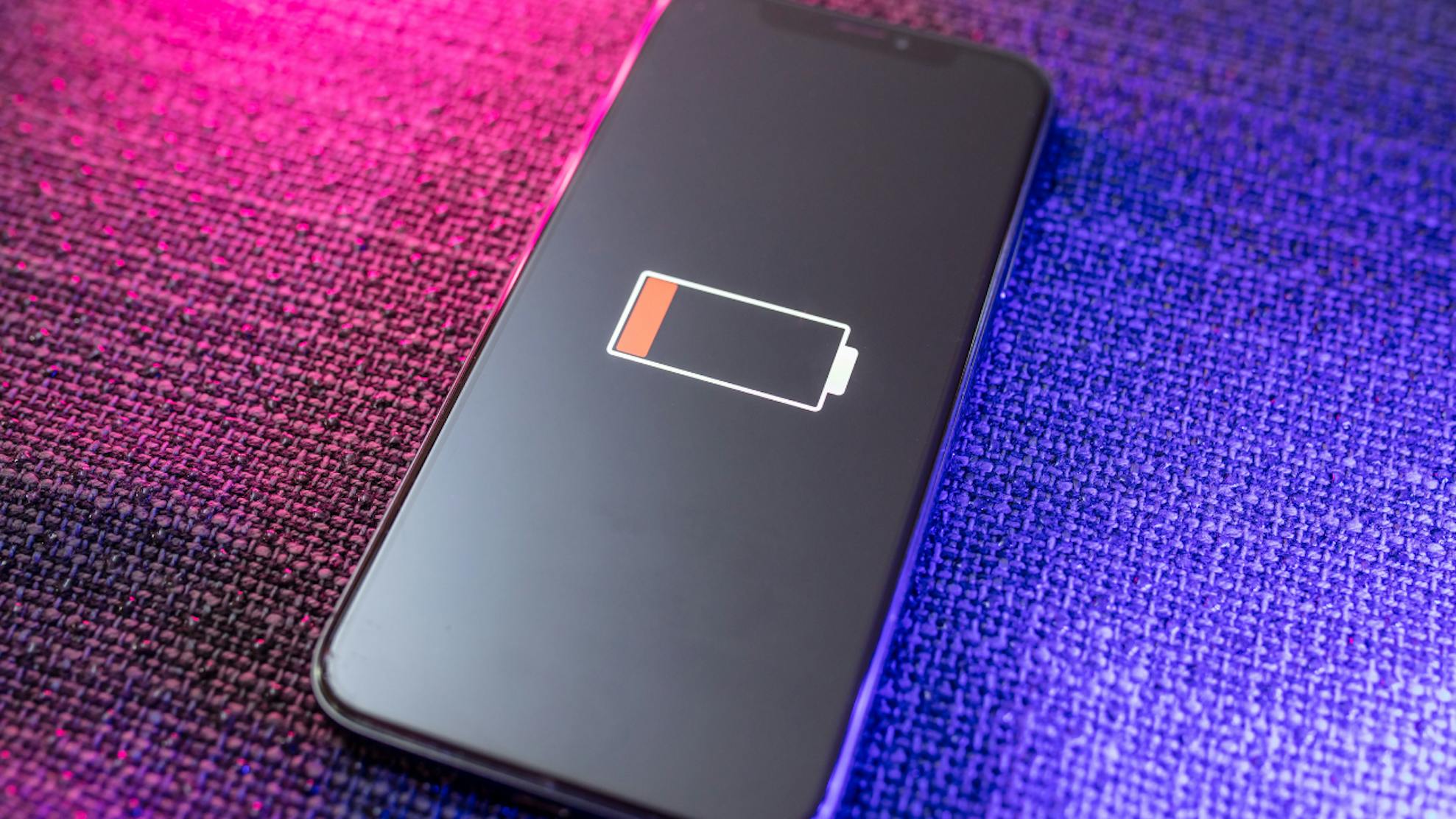 iPhoneのバッテリー交換は正規と非正規でどっちがお得？特徴と相場を解説