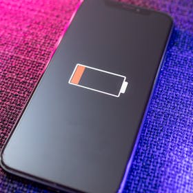iPhoneのバッテリー交換は正規と非正規でどっちがお得?特徴と相場を解説