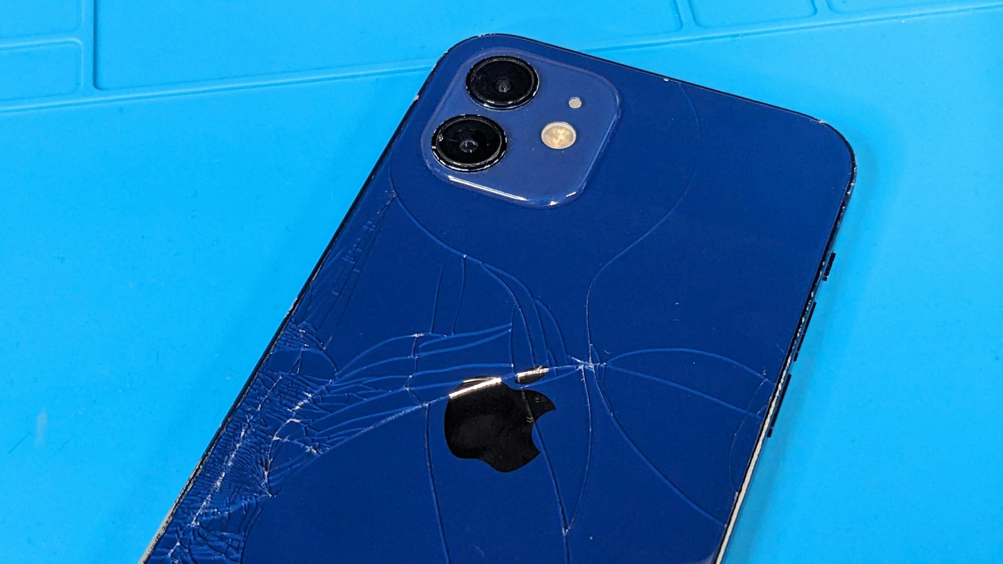 背面ガラス割れ・バックカメラガラス割れのiPhone 12 256GBを買取させていただきました!