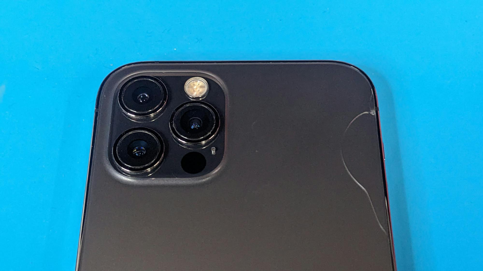 バックパネルガラス割れのiPhone 12 Pro 128GBを買取させていただきました!