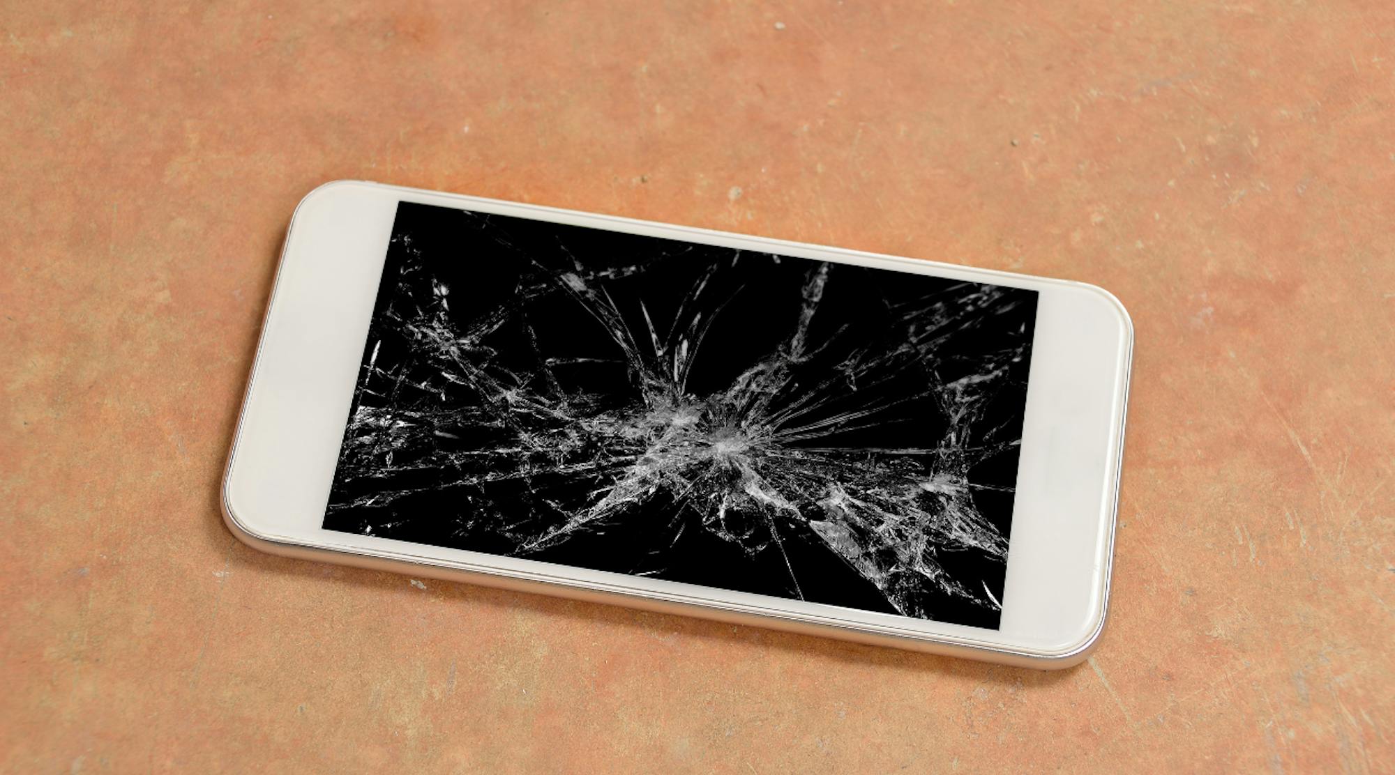 iPhoneの液晶画面の交換修理はどれくらい時間がかかる?正規店と非正規店の違いを解説