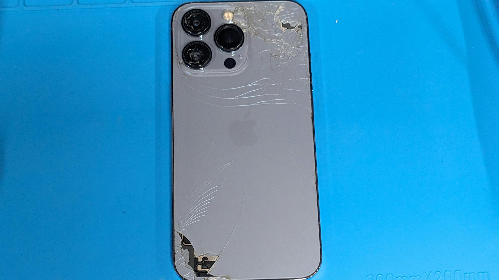 背面パネル・カメラガラス割れのiPhone 13 Pro 256GBを買取させていただきました!