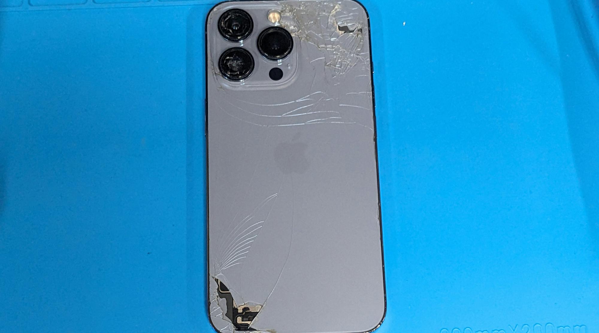 背面パネル・カメラガラス割れのiPhone 13 Pro 256GBを買取させていただきました!