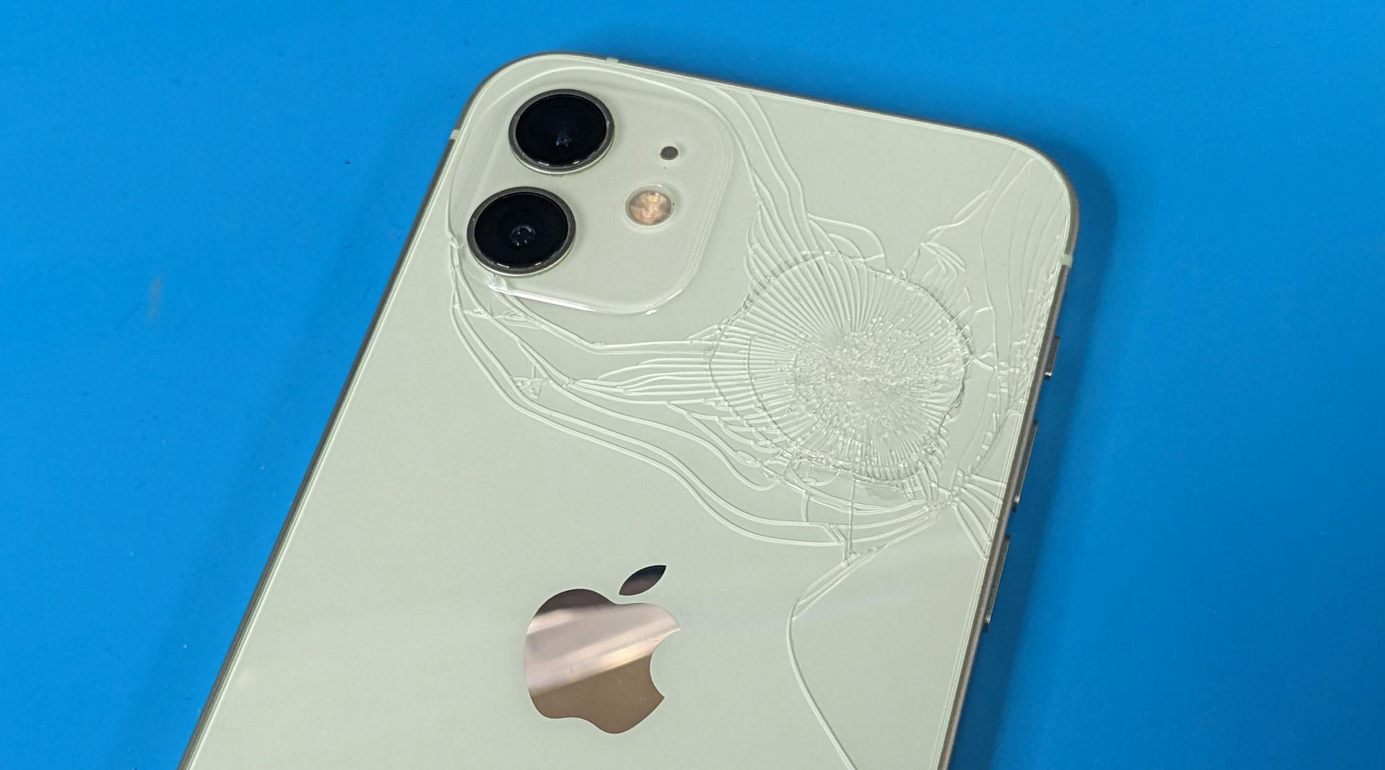 背面ガラス割れのiPhone 12 256GBを買取させていただきました!