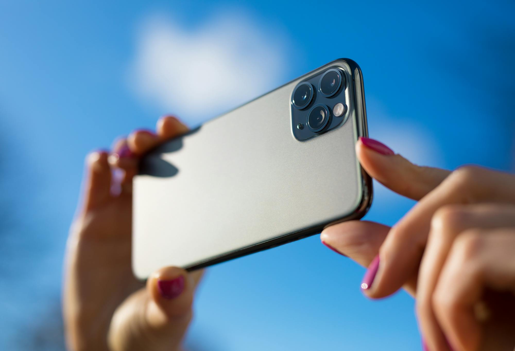 iPhoneのカメラに黒い点が映り込む時の3つの対処法｜放置するとどうなる？