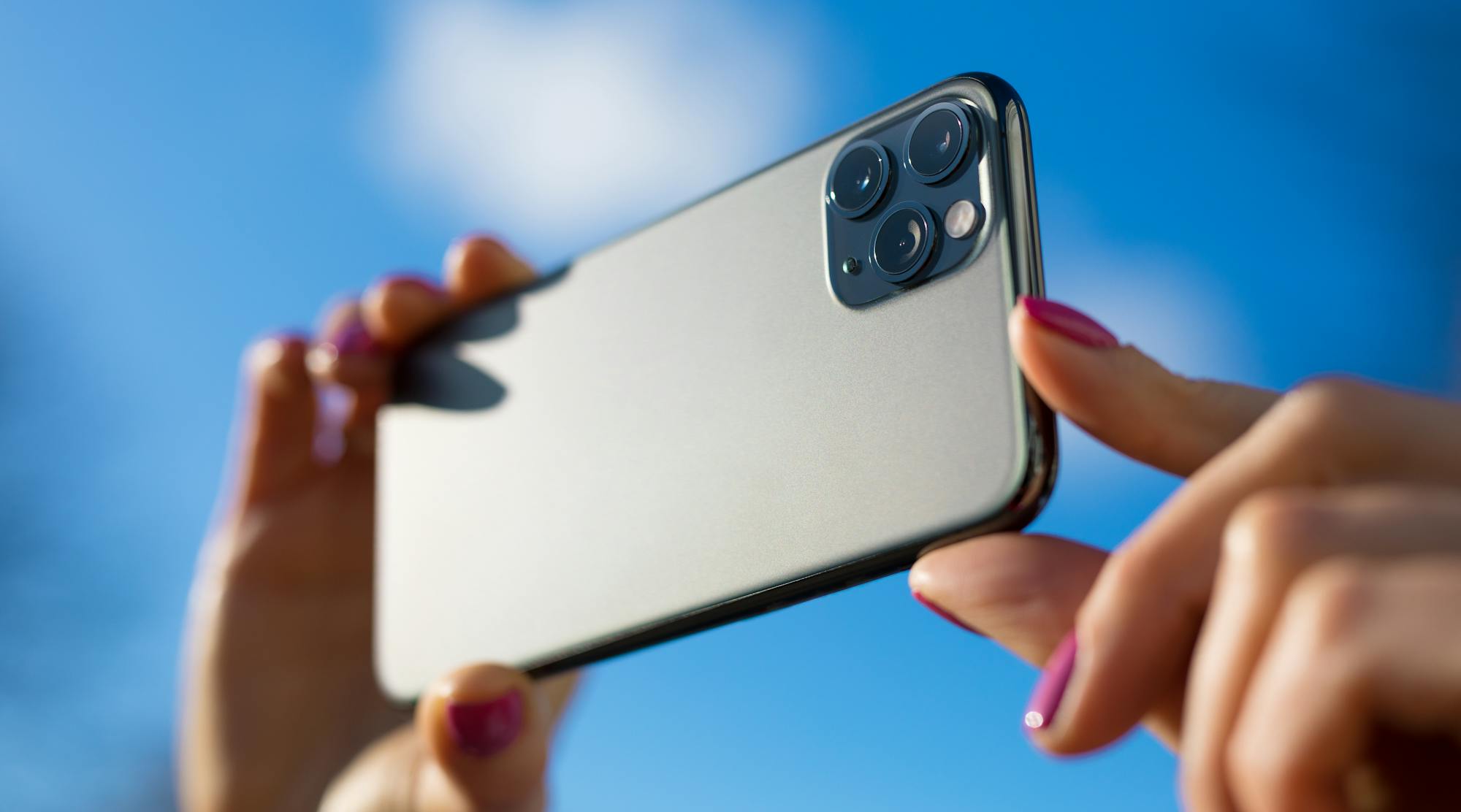 iPhoneのカメラに黒い点が映り込む時の3つの対処法|放置するとどうなる?